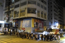 Người HK xếp hàng nhiều giờ trong đêm để mua số báo cuối cùng của Apple Daily