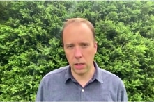 Bộ trưởng Y tế Anh từ chức sau khi lộ ảnh ôm hôn thư ký