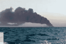 Tàu chiến lớn nhất của Iran bốc cháy và chìm ở Vịnh Oman