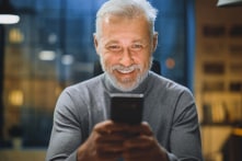 Con trai tìm lại được cha ruột thất lạc 30 năm nhờ app chỉnh ảnh