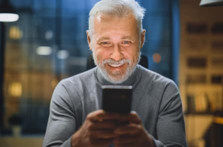 Con trai tìm lại được cha ruột thất lạc 30 năm nhờ app chỉnh ảnh