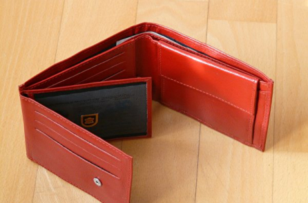 Chiếc ví da được tìm thấy sau 46 năm thất lạc
