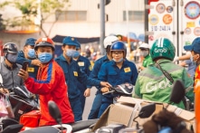 Dịch ‘leo thang’ 3 con số mỗi ngày, TP.HCM ngưng chợ tự phát, dừng toàn bộ taxi, taxi công nghệ, xe buýt