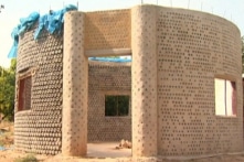Những ngôi nhà vững chắc được xây bằng hàng nghìn chai nhựa ở Nigeria