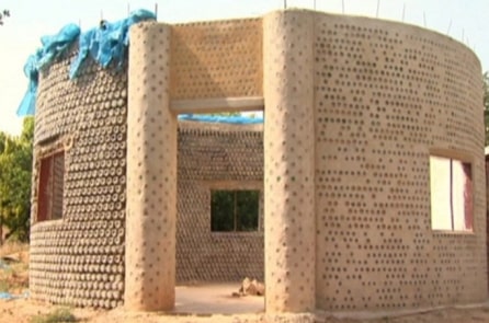 Những ngôi nhà vững chắc được xây bằng hàng nghìn chai nhựa ở Nigeria