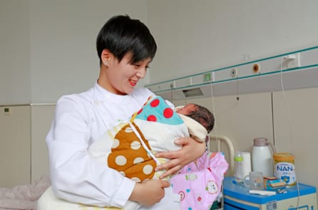 Trung Quốc khuyến khích phụ nữ 49 tuổi sinh con gây tranh cãi