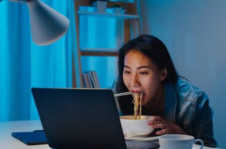 4 hành động trước khi đi ngủ rất gây hại cho gan