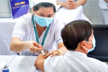 Các nhân viên BV Bệnh nhiệt đới TP.HCM mắc COVID-19 đã tiêm đủ liều vắc-xin AstraZeneca