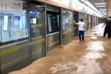 Những người sống sót sau trận lũ lụt ở Trịnh Châu kể về thời khắc sinh tử trong tàu điện ngầm