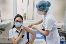 Hà Nội: ‘Ưu ái’ để 4 người thân tiêm vắc-xin COVID-19, cán bộ phường bị cho thôi việc