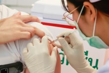 Nghiên cứu mới: Sự tăng giảm dịch COVID-19 không liên quan đến tỷ lệ tiêm chủng