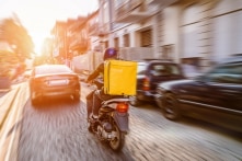 Cảnh sát Mỹ đi giao đồ ăn thay người giao hàng bị bắt