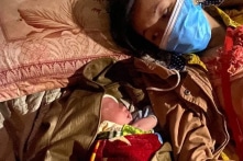 Thiện lành cưu mang: Bé 9 ngày tuổi trên chuyến đi ngàn cây số, mẹ còn chưa cắt chỉ…