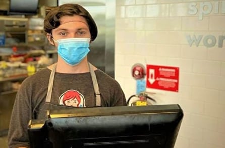 Cảnh sát Mỹ giúp đỡ chàng trai phải đi bộ 4 tiếng đi làm mỗi ngày