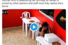 Điều bất ngờ đến với người phụ nữ ăn sinh nhật một mình trong cửa hàng