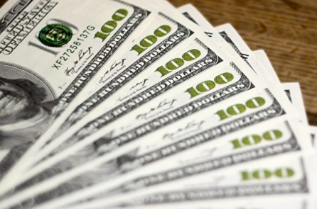 Cô gái trúng 2 triệu đô la sau khi nhận được món quà là vé số