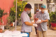 TP.HCM: 430 tu sĩ tình nguyện đến các bệnh viện chăm sóc bệnh nhân COVID-19