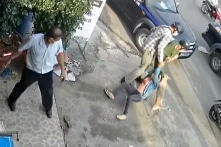 TP.HCM: Tiệm tạp hóa được bán thực phẩm, vì sao CA, dân phòng xông vào xịt cồn vào mặt, lôi người đi?