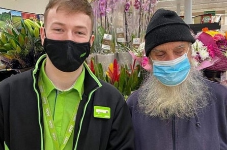 Nhân viên siêu thị giúp ông cụ khiếm thị mua hàng và đưa ông về nhà