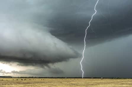 Chiếc xe hơi chở gia đình 5 người bị sét đánh liên tiếp 3 lần (Video)