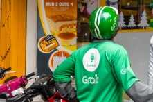 Phó Chủ tịch TP.HCM: Đóng cửa, cấm ship đồ ăn, vì “shipper xếp hàng đông như vậy…”