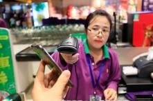 Mất internet sau lũ, người TQ quá phụ thuộc vào thanh toán di động sững sờ