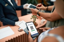 Thị trường chợ đen ‘giấy thông hành COVID-19’ tại Pháp