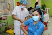 30.914 liều vắc-xin Sinopharm (Trung Quốc) được đưa vào tiêm tại Móng Cái (Quảng Ninh)