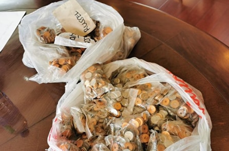 Công ty ở Philippines bị đóng cửa 15 ngày vì trả lương cho nhân viên bằng tiền xu