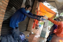 Sài Gòn bao thương: “Các cô đừng cho nhiều quá, người khác không có phần, tội nghiệp”