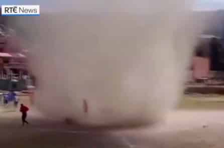 Vị trọng tài “đi trong gió” khi cơn lốc cát bất ngờ ập đến sân bóng