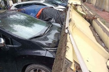 Tường bao ở trường mầm non đổ sập, đè bẹp 13 ôtô: Tường đã xây được 15 năm