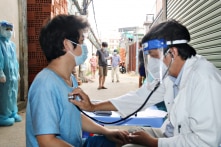 Sáng 10/8: TP.HCM & Bình Dương tăng 3.815/5.144 ca COVID-19; Hà Nội tìm siết F0 hay “thả” F0?