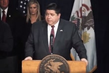 Thống đốc Illinois yêu cầu bắt buộc tiêm chủng cho công nhân của tiểu bang