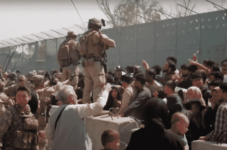 Đại sứ quán Mỹ tại Afghanistan khuyến cáo người Mỹ tránh di chuyển tới sân bay Kabul
