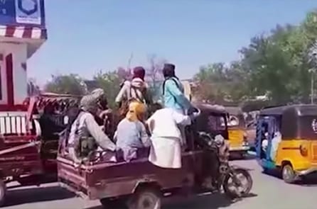 Bên trong Kabul một ngày sau khi Taliban tiếp quản