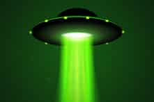 Máy bay quân sự Canada nhìn thấy UFO màu xanh lá trên bầu trời