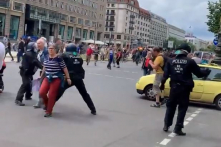 Đức: Một người chết, 600 người bị bắt trong cuộc biểu tình chống phong tỏa