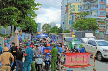 TP.HCM: Ùn ứ kéo dài nhiều km tại chốt kiểm dịch vì mất nhiều thời gian khai ‘Di biến động dân cư’