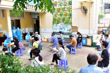 Thêm 7.455 ca COVID-19 trong ngày 2/8; gần 1,2 triệu liều AstraZeneca về Việt Nam