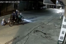 Nữ lao công khuỵu xuống van xin kẻ cướp: “Chị xin em…, nhà có mỗi chiếc xe này thôi”