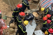 TP Hạ Long: Kè sạt lở đổ sập xuống lán tạm, 4 công nhân thương vong