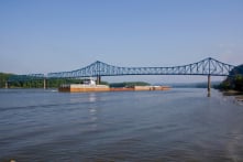 Bão Ida khiến dòng chảy sông Mississippi đảo ngược