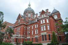 Đại học Johns Hopkins sửa quy định, không chấp nhận vắc-xin Trung Quốc