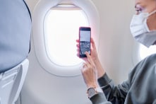 Vì sao chúng ta phải tắt điện thoại khi máy bay cất và hạ cánh?