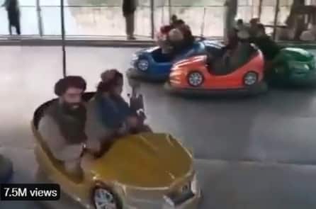 Hình ảnh kỳ lạ: Những tay súng Taliban thích thú chơi đùa ở công viên giải trí