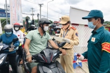 Sau khó thở, một phụ nữ tử vong khi đang chờ kết quả xét nghiệm khẳng định COVID-19