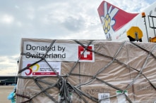 Việt Nam nhận viện trợ y tế 30 máy thở, 500.000 test xét nghiệm… từ Thụy Sĩ