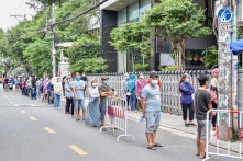 Cán bộ phường ở TP.HCM ‘ra giá tiêm vắc-xin COVID-19’ từ 1-5 triệu đồng bị tạm đình chỉ công tác