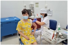 Tiêm vắc-xin COVID-19 ‘thần tốc’ giá 1 triệu đồng: Nữ cán bộ phường ở Hà Nội bị đình chỉ công tác